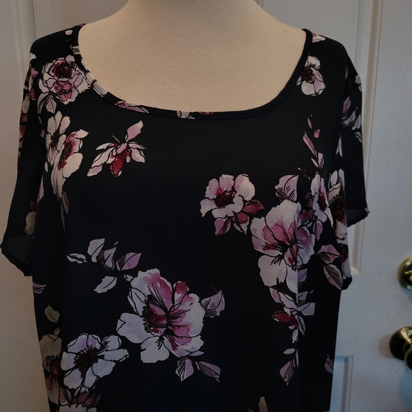 Torrid Floral Top Blouse Cherry Blossom Lightweight Short Sleeves Boho 1 1X - Picture 2 of 6